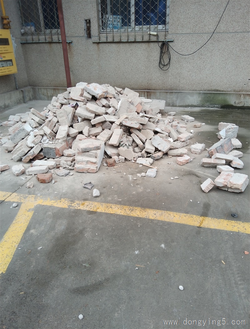 砸墻拆除舊房改造